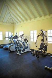 un gimnasio con varias bicicletas estáticas en una habitación en Home sweet home, Stonebrook Manor, Trelawny., en Falmouth