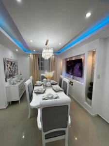 サンティアゴ・デ・ロス・カバリェロスにあるLuxury apartment with Poolの白いテーブルと椅子のあるダイニングルーム +20枚の写真