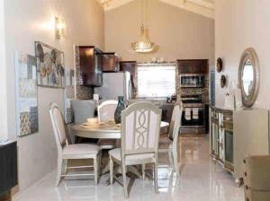 uma cozinha e sala de jantar com mesa e cadeiras em Home sweet home, Stonebrook Manor, Trelawny. em Falmouth