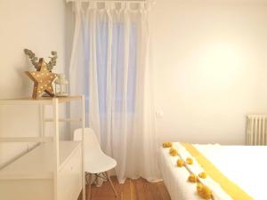 1 dormitorio con 1 cama blanca y vestidor blanco en GREAT LOCATION & 130m2! Guggenheim & Parking, en Bilbao