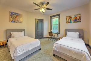 una camera con 2 letti e un ventilatore a soffitto di Beautiful Historic Cincy Home Walk to OTR! a Cincinnati