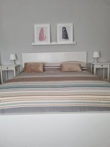 uma cama com duas almofadas em cima em Happy Home em Catânia