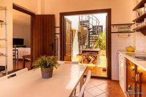 eine Küche mit einem Tisch und Blick auf einen Balkon in der Unterkunft El Velero Sotillo La Jarana Piscina Parking in San José