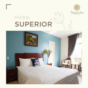 - une chambre dotée d'un lit avec un mur bleu dans l'établissement Trang An Hotel - 5 minutes Landmark 81, à Hô-Chi-Minh-Ville