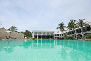 Bazén v ubytování Lagoon Sarovar Premiere Resort - Pondicherry nebo v jeho okolí