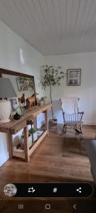 sala de estar con mesa de madera y silla en Gite de la Châteldonnaise, en Châteldon