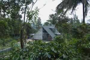 Padinjarathara的住宿－Nammal Resorts，森林中的房子