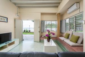 Ruang duduk di 18 guests Seaside Private Terrace, Tg Bungah