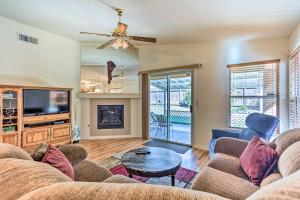 ein Wohnzimmer mit einem Sofa und einem TV in der Unterkunft Peaceful Fresno Home, Near Popular Wineries! in Fresno