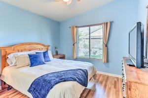 um quarto com uma cama e uma televisão de ecrã plano em Peaceful Fresno Home, Near Popular Wineries! em Fresno