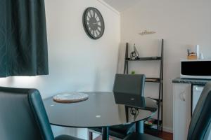 TV a/nebo společenská místnost v ubytování Te Awa Cottages + 12 fotografií