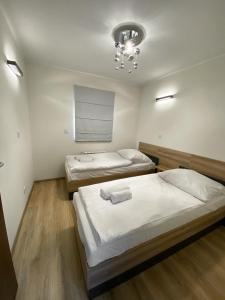Un pat sau paturi într-o cameră la Hotel Załęcze