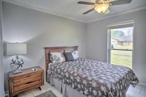 um quarto com uma cama e uma ventoinha de tecto em Family-Friendly Baton Rouge Abode with Patio! em Baton Rouge