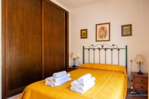 Un pat sau paturi într-o cameră la El Velero Sotillo con Piscina