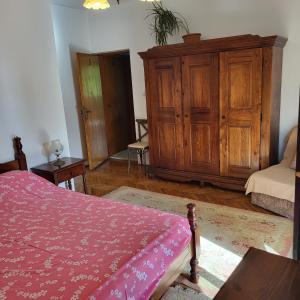 a bedroom with a bed and a wooden cabinet at Studio apartman sa pogledom na more in Meljine