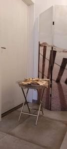 una sedia in legno seduta in una stanza con parete di Le cocon de sofalia a Courcelles