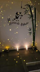 een kamer met een muur met een bord erop bij Le cocon de sofalia in Courcelles