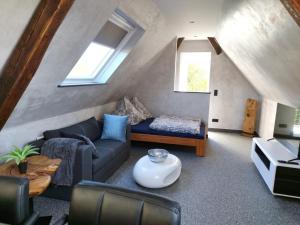 Zum Aufstieg في اوهلسباخ: غرفة معيشة مع أريكة وطاولة