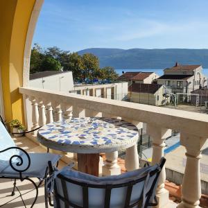 a table and chairs on a balcony with a view at Studio apartman sa pogledom na more in Meljine