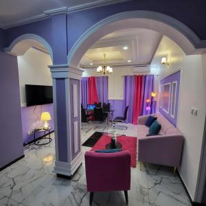 雅溫德的住宿－Lux Résidence，客厅配有沙发和桌子