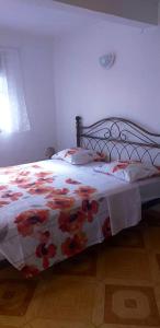 - une chambre dotée d'un lit avec un couvre-lit floral dans l'établissement Appartement de 2 chambres avec terrasse amenagee et wifi a Le Robert, à Le Robert