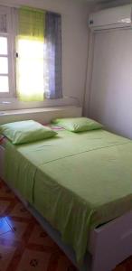 Letto o letti in una camera di Appartement confortable avec vue sur le jardin - Le Robert