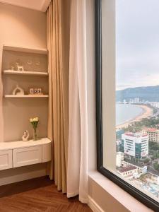 Una habitación con una ventana con vista al mar. en Căn hộ Altara 5 sao Quy Nhơn - Thiên Trang apartment, en Quy Nhon