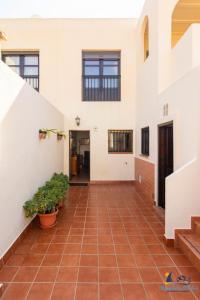 サン・ホセにあるEl Velero Sotillo Piscina Wifi Playaのタイル張りの床の家の廊下の眺め