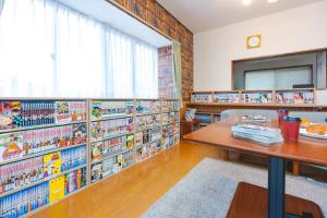 biblioteca con mesa y estanterías en Suite Villa Izu Akazawa, en Ito