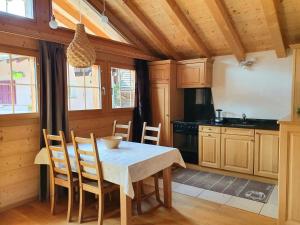 Dining area sa chalet