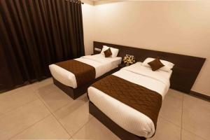 Postel nebo postele na pokoji v ubytování HOTEL PANKAJ RESIDENCY