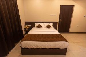 Postel nebo postele na pokoji v ubytování HOTEL PANKAJ RESIDENCY