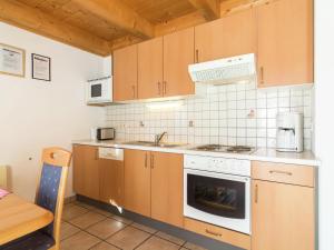 Kuchyňa alebo kuchynka v ubytovaní Chalet in Alps with Private Sauna