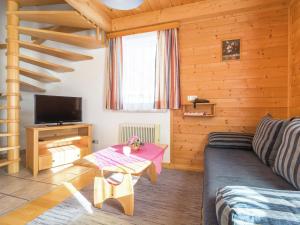 Televízia a/alebo spoločenská miestnosť v ubytovaní Chalet in Alps with Private Sauna