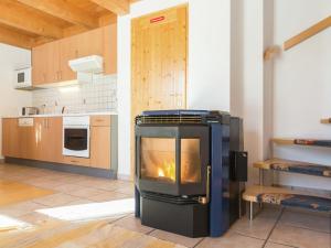 Kuchyňa alebo kuchynka v ubytovaní Chalet in Alps with Private Sauna