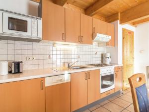 Kuchyňa alebo kuchynka v ubytovaní Chalet in Alps with Private Sauna
