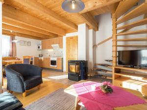salon z kanapą, stołem i kominkiem w obiekcie Beautiful Holiday Home in Weinebene with Sauna w mieście Posch Alpe