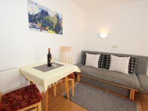 salon z kanapą i stołem z butelką wina w obiekcie Apartment in Huben near Ski Slopes w Langenfeld