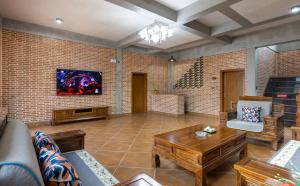 TV i/ili multimedijalni sistem u objektu Leisurely River View Inn - Three Gorges Branch