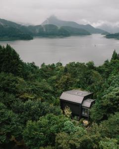 mały domek na środku jeziora w obiekcie hotel norm air w mieście Fujikawaguchiko