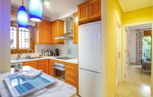Kuchyň nebo kuchyňský kout v ubytování 2 Bedroom Cozy Apartment In Orihuela