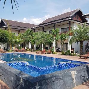 einem großen Pool vor einem Gebäude in der Unterkunft Vang Vieng Savanh Sunset View Resort in Vang Vieng