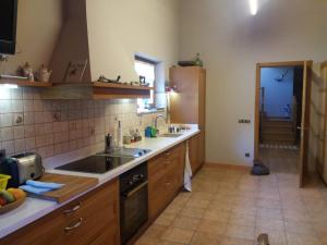 A kitchen or kitchenette at Casa para familias en Prullans