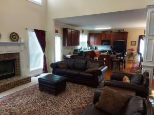 Χώρος καθιστικού στο Beautiful spacious 5 Bedroom home +17 φωτογραφίες
