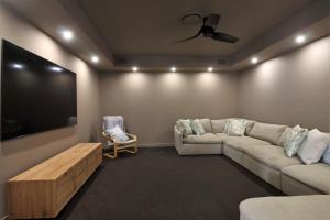 Χώρος καθιστικού στο Livin' on Island Time - Waterfront 4BR by uHoliday