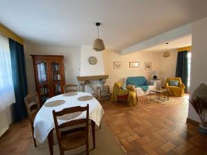 een woonkamer met een tafel en een bank bij L’Apazys in Saint-Cast-le-Guildo