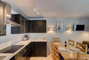 Kuchyňa alebo kuchynka v ubytovaní Apartment Fermes du Montenvers B2- Alpes Travel - Central Chamonix (sleeps 4-5)