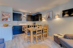 Kuchyňa alebo kuchynka v ubytovaní Apartment Fermes du Montenvers B2- Alpes Travel - Central Chamonix (sleeps 4-5) + 21 fotografií