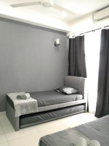 コタバルにあるTapeer Homestay 19CC188 @D Perdana Kota Bharuのベッド2台と窓のある寝室