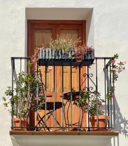 un balcón lleno de macetas y una ventana en Casa Elizabeth, en Altea